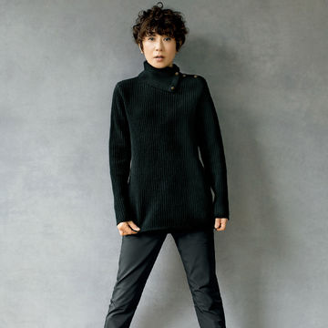 スタイリスト佐伯敦子さんがセレクト「yunahica」のニットとパンツで作る大人のカジュアルスタイル