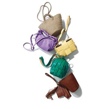 ちょうどいいサイズ感でアラフィーが挑戦しやすい！個性を引き立てる「レザーミニバッグ」5選