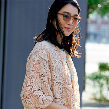 今どきな「クリアフレームの淡色サングラス」ならフェミニントップスにも合わせやすい