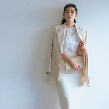 【おしゃれ刷新力のあるレース】存在感ある白レースをジャケットからのぞかせるこなれ技！