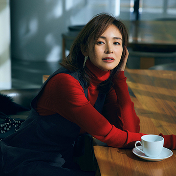 ビビットカラーを1点投入！大人ならではのドラマティックな「黒×赤」コーデ