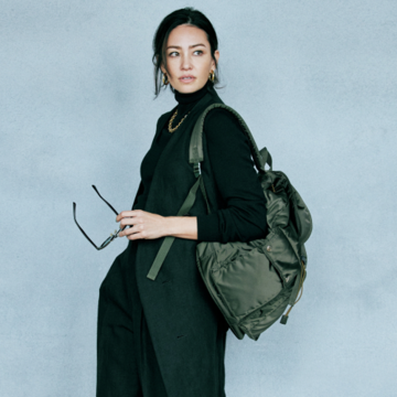 オールブラックコーデは白ソックスとリュックで抜け感を【「2月のワントーン」をもっと素敵に！】