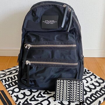 ちょっとカッコいい黒リュックと地味で派手な薄型財布。