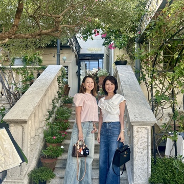 アラフィフ女子会ランチには、きれいめデニムで華やかさを添えて〜開運コーデ〜