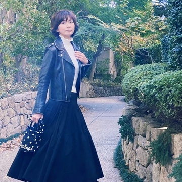 ライダース×スカートで甘辛コーデ