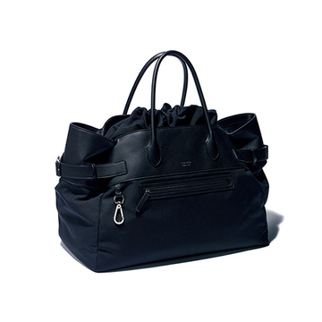 「ザ・ロウ」のビックサイズバッグは容量たっぷりで旅にもうれしい！