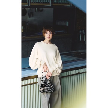 ふんわりスリーブでシンプルなワンツーコーデの今っぽさを高めて。最高気温15℃｜3/24(日)【50代の毎日コーデ】