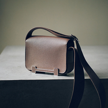 なんと下駄をオマージュ！「エルメス」の秋バッグで知的さとユニークさを【富岡佳子「エルメスの新名品」】