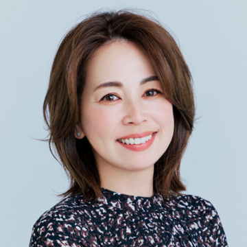 硬くて多い髪質が見違える！軽やかさを意識したワザあり長めボブ【50代髪型・ヘアスタイル】