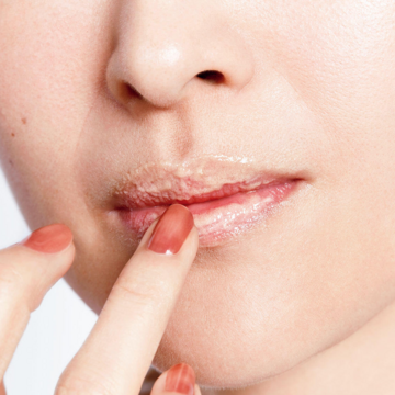 週1・2回行うだけ！40代、50代の唇老けを回復させるケア方法とは？