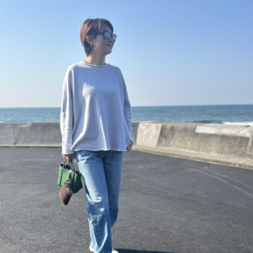 ユニクロで人気のデニムとお気に入りのトレーナーで大人の休日スタイル