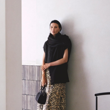 レオパード柄スカートはブラウンニットとのグラデーション配色でなじませる。最高気温12℃｜12/21(日)【50代の毎日コーデ】