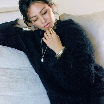 アクセサリーで上品さをプラス！ラフになりすぎない上下黒の「ニット×デニム」コーデ