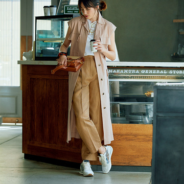 エクラ誌面でも大人気！アラフィー世代に「売れてるスニーカー」はこれ