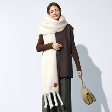 顔まわり華やぐ「白のストール」は冬の必須アイテム！縦ラインで細見え効果も