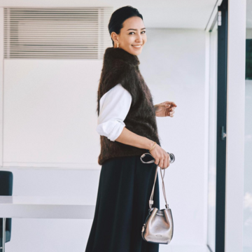 ふんわり質感のニットベストとハリのあるシャツの重ね着で表情豊かなスタイリングに。気温8℃｜1/28(水)【50代の毎日コーデ】