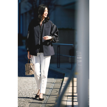 頼れるモノトーンのパンツスタイルで梅雨のジメジメした気分を一掃！最低気温18℃｜6/17(土)【50代の毎日コーデ】