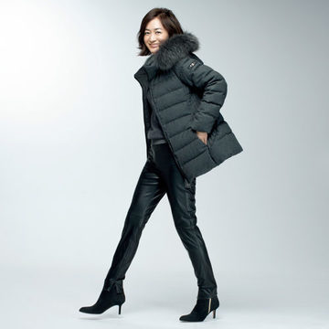 富岡佳子さんが着る「TATRAS」の名品ダウン