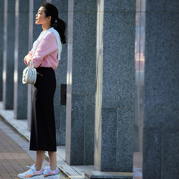 【スニーカー大人の正解】映える「白×ピンク」スニーカーでシンプルスタイルを格上げ