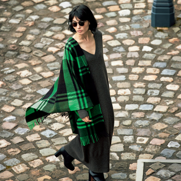 ジョシュア・エリスの大判カシミヤストールは「片方がけ」で軽やかに【今どきストールの新流儀】