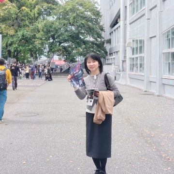 定番ユニクロコーデで、キャンパスをフラリ