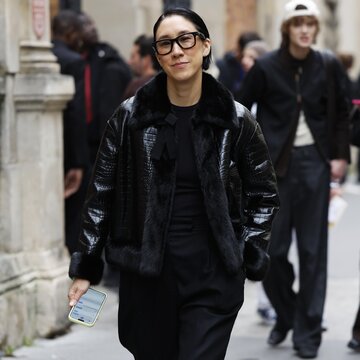 シンプルなのに決まる！ 黒レザージャケットの着こなしが垢抜けるコツ【おしゃれな大人は何着てる？海外ファッションSNAP】