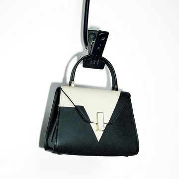 【モノトーンが美しいバッグ＆ブーツ】ヴァレクストラのバッグとボッテガ・ヴェネタのブーツ