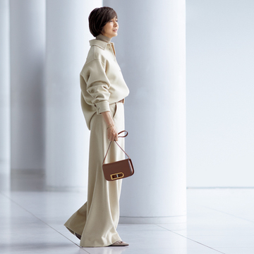 【この秋、エレガントでかっこよく】洗練された大人の魅力を引き出す、オーバーサイズシャツとパンツのコーデ