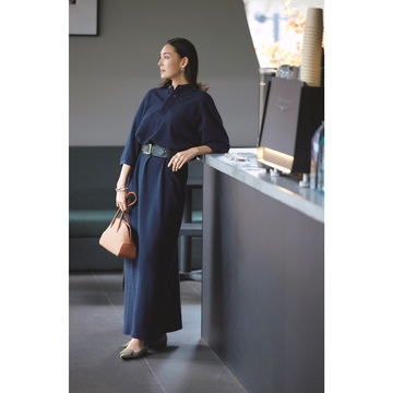 カジュアル度高めのポロワンピースは品格あるレザー小物をトッピングしてエレガントに着こなす。最低気温18℃｜5/28(水)【50代の毎日コーデ】