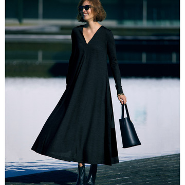 オールブラックで着こなす黒ワンピースは、潔いシンプルさがかっこいい！最低気温13℃｜4/19(水)【50代の毎日コーデ】