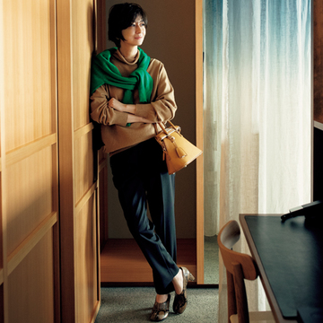 【富岡佳子の最新カシミヤニットコーデ】色で遊ぶ、メゾン マルジェラの上質ニット