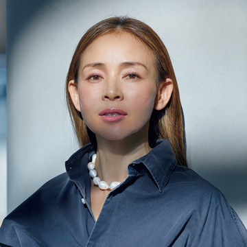 【旬のムードを吹き込む小物術】大粒パールに立体的な耳もとレイヤードでモダンに