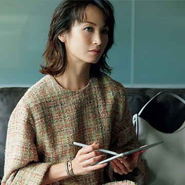 顔まわりを美しく見せる「ツイード生地」の淡色セットアップ