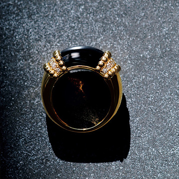 オニキスを身に着けて前向きな気持ちへ。「ヴァン クリーフ＆アーペル」のリング