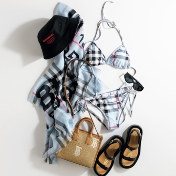 バーバリーのチェック柄スイムウエアでこの夏は少し大胆に【大人の水着スタイル】