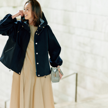 しゃれ見え度が高いパーカブルゾンは、ワンピースを合わせて女らしく着こなす