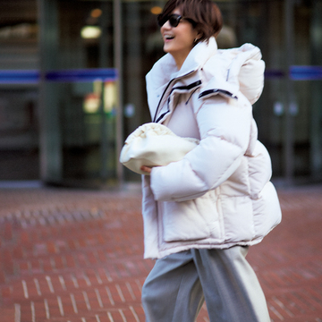 【富岡佳子さんのマイスタイル】極上パンツを味方にダウン×スニーカーの旬スタイル