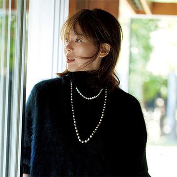 今っぽくアップデート！「黒タートル×パールネックレス」で新鮮コーデ