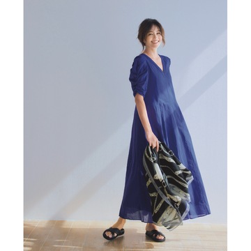 ロイヤルブルーのコットンワンピースで、雨の休日も心地よくおしゃれを楽しむ！気温30℃｜6/29(土)【50代の毎日コーデ】