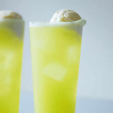 【メロンとその贅沢な時間】フレッシュなメロンピュレがたっぷり「メロンクリームソーダ」レシピ