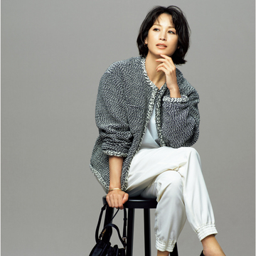 ツイードジャケットでクールなモノトーンコーデに華やぎをプラス【秋の着映えジャケット】