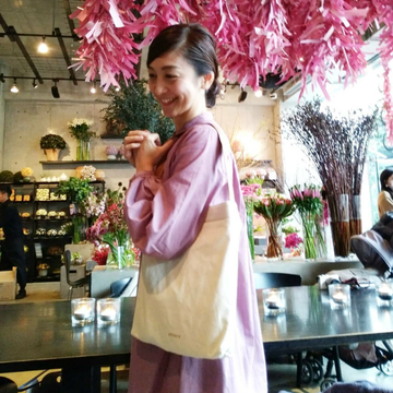 大人のワンハンドルBAGで、花屋カフェ in 表参道