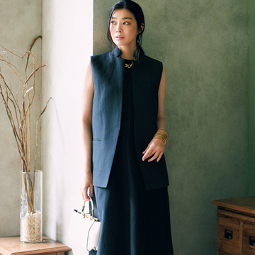 お仕事にもフォーマルにも活躍する端正な黒ワンピース【アラフィー夏の黒の着こなし】