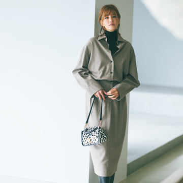 シアーなタートルニットをシャツの下に重ねて、ちょうどいい抜け感を