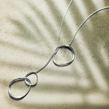 ブランイリスのネックレスでみずみずしさと清涼感を漂わせて＜真夏のクールジュエリー＞