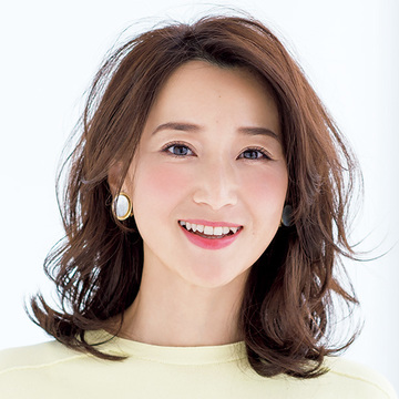曲線美をプラス！華やかな動きのあるミックスパーマのミディアムヘア【50代髪型・ヘアスタイル】