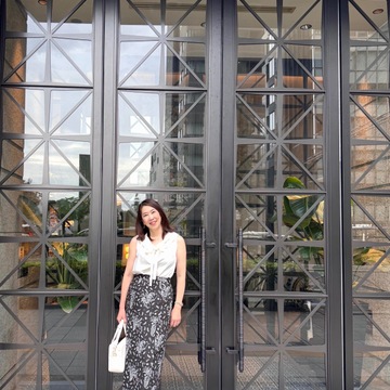 モノトーンコーデで楽しむ真夏のスタイリッシュランチ