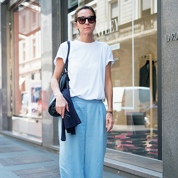さわやか見え抜群！Tシャツ×ブルーボトムコーデ【パリ＆ミラノの夏マダムスナップ】