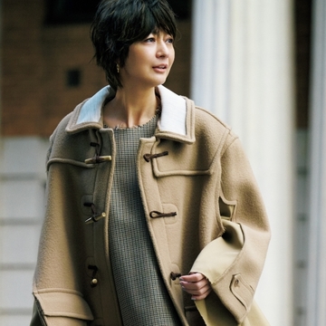 ダッフルコートとケープのユニークな融合。ほかにないデザインをおしゃれの相棒に【富岡佳子「印象派コート」で出かけよう】