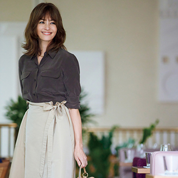 シルク素材をチョイスすれば「サファリ系シャツ」も大人な落ち着いた雰囲気に！